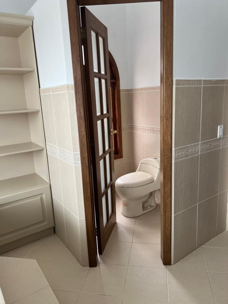 Casa en Venta 4 Habitaciones 7 Parqueaderos Cumbaya 2000 m² Terreno 420 m² Construcc
