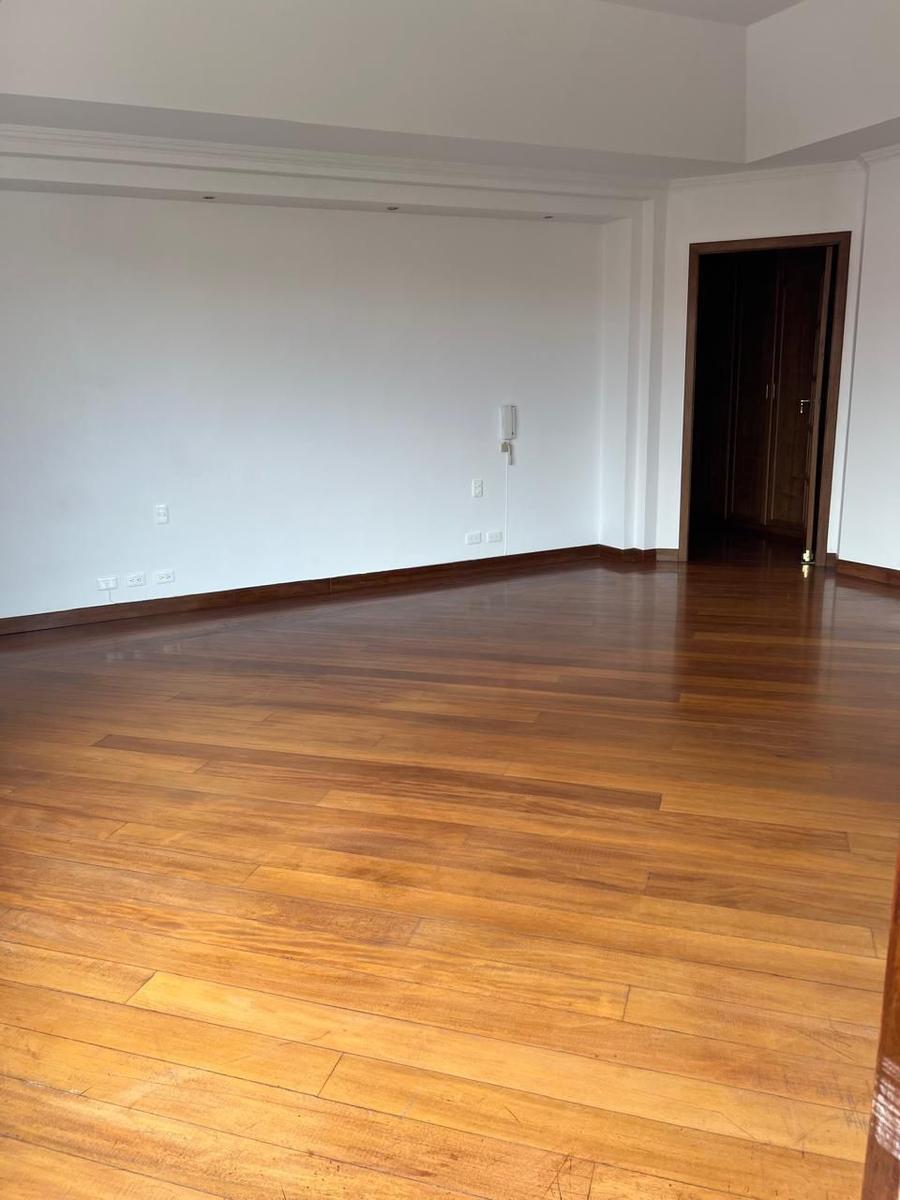 Casa en Venta 4 Habitaciones 7 Parqueaderos Cumbaya 2000 m² Terreno 420 m² Construcc