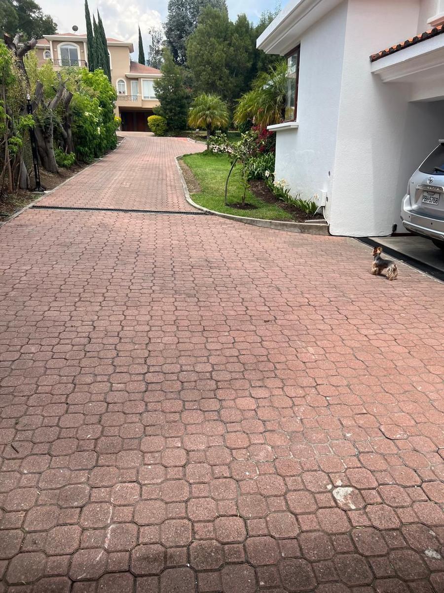 Casa en Venta 4 Habitaciones 7 Parqueaderos Cumbaya 2000 m² Terreno 420 m² Construcc