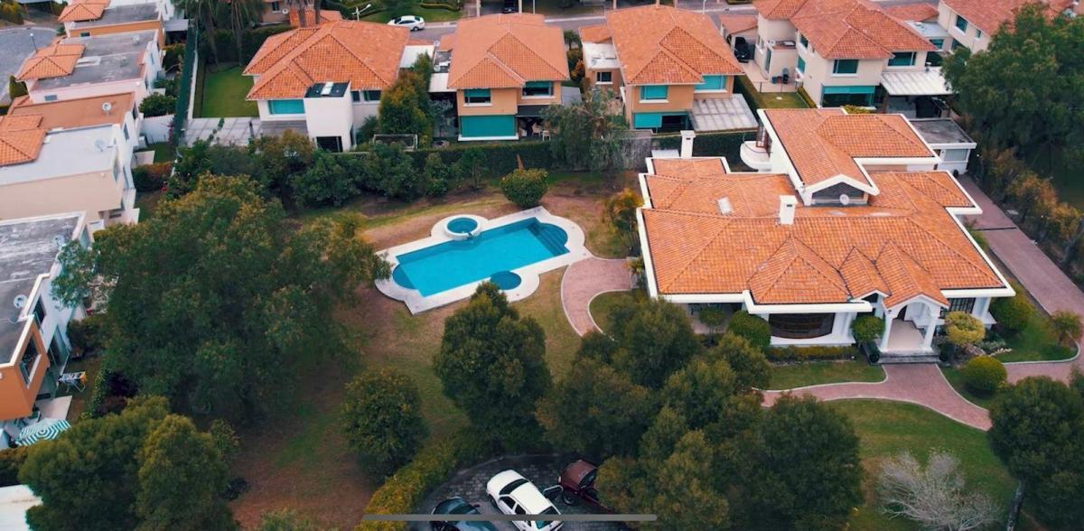 Casa en Venta 4 Habitaciones 7 Parqueaderos Cumbaya 2000 m² Terreno 420 m² Construcc