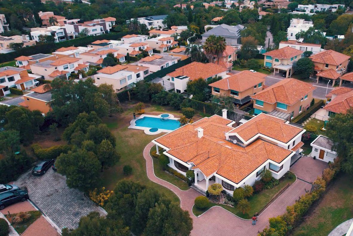 Casa en Venta 4 Habitaciones 7 Parqueaderos Cumbaya 2000 m² Terreno 420 m² Construcc