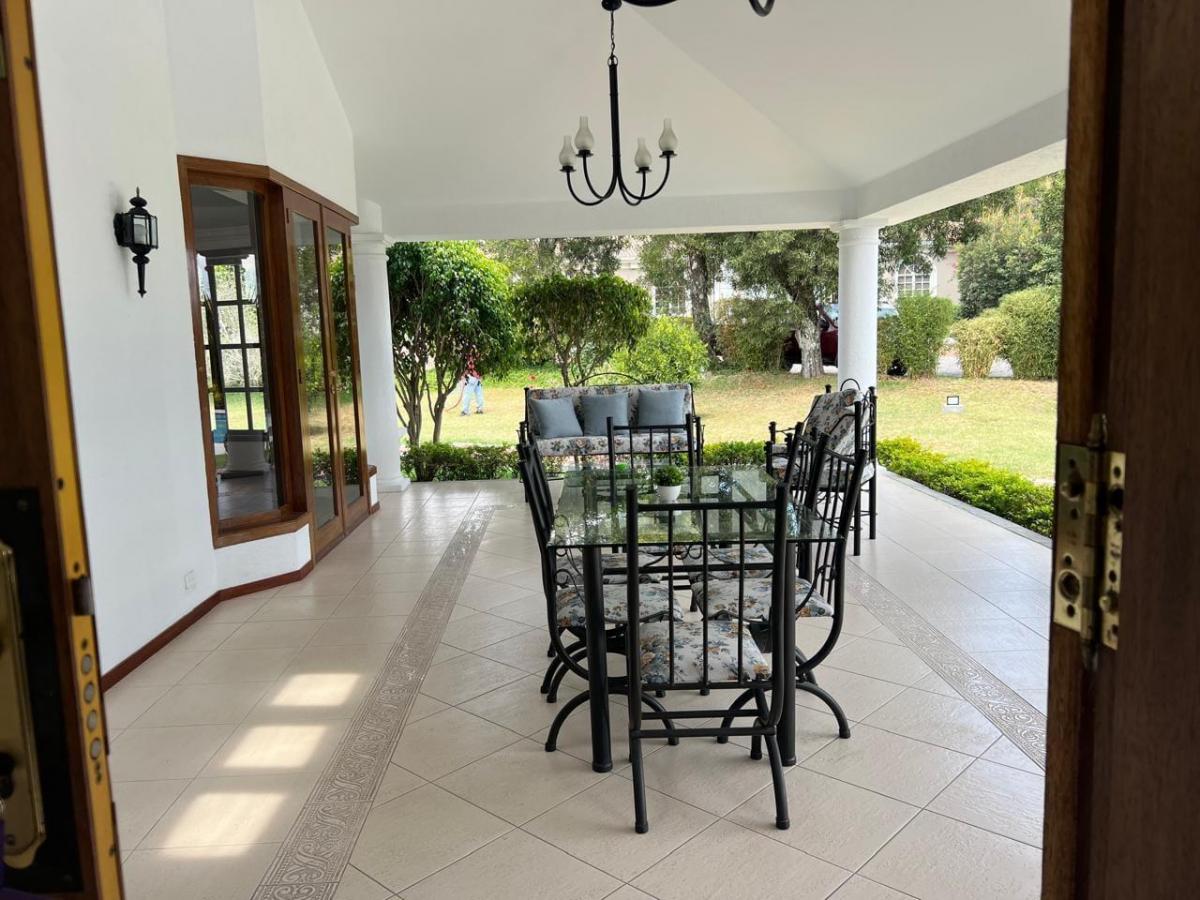 Casa en Venta 4 Habitaciones 7 Parqueaderos Cumbaya 2000 m² Terreno 420 m² Construcc