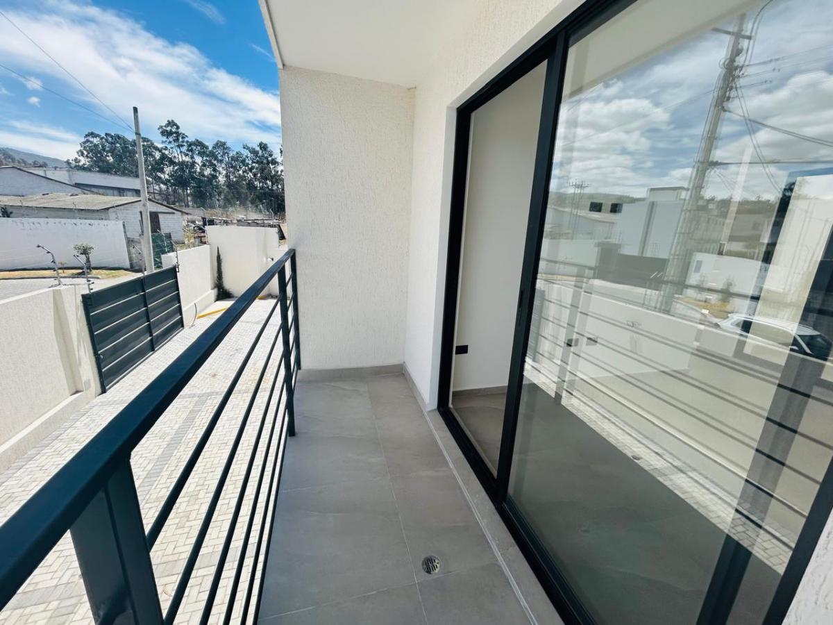 Casa en Venta en Calderon Proyecto Vip 2 Pisos con Terraza
