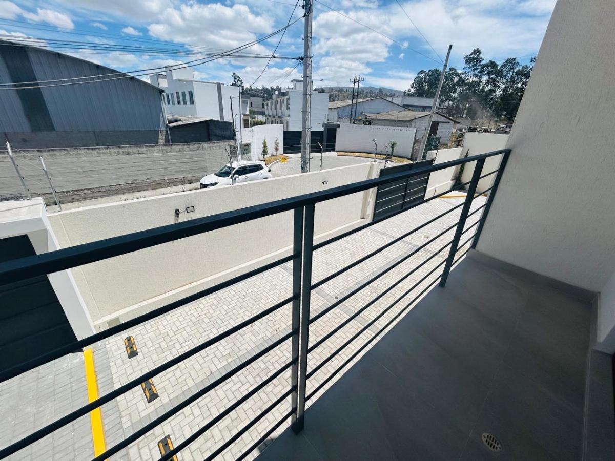 Casa en Venta en Calderon Proyecto Vip 2 Pisos con Terraza