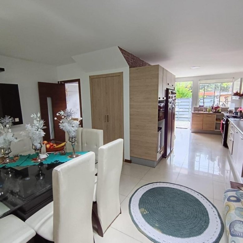 Casa de Venta de 3 Dorm. en Cumbaya Lumbisi