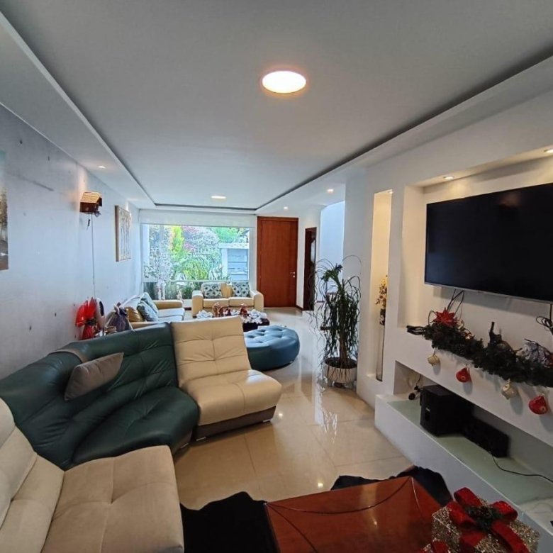 Casa de Venta de 3 Dorm. en Cumbaya Lumbisi