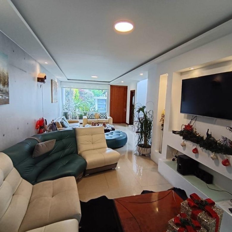 Casa de Venta de 3 Dorm. en Cumbaya Lumbisi