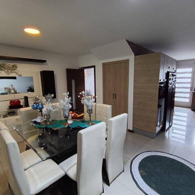 Casa de Venta de 3 Dorm. en Cumbaya Lumbisi