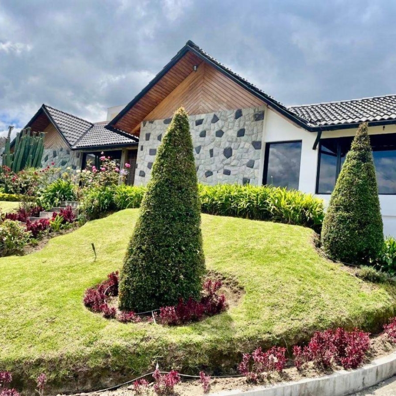 Casa en Venta Pinar Alto a 5 Minutos del Cc. El Bosque 813 m&sup2; Construcción y 1843 m&sup2; de Terreno