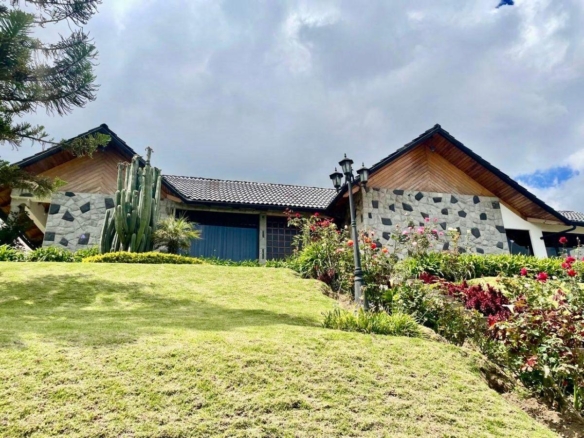 Casa en Venta Pinar Alto a 5 Minutos del Cc. El Bosque 813 m&sup2; Construcción y 1843 m&sup2; de Terreno