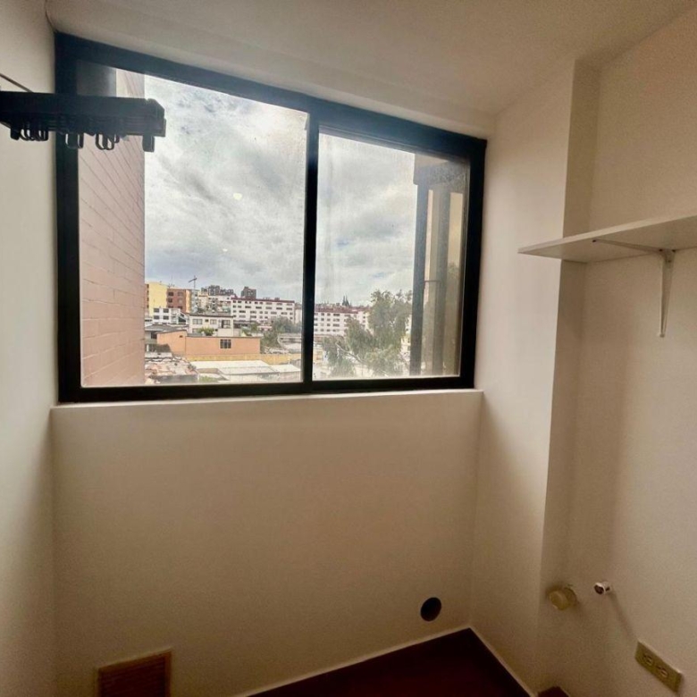 Departamento en Venta 3 Habitaciones 2 Parqueaderos en La 6 de Diciembre y de Los Fresnos