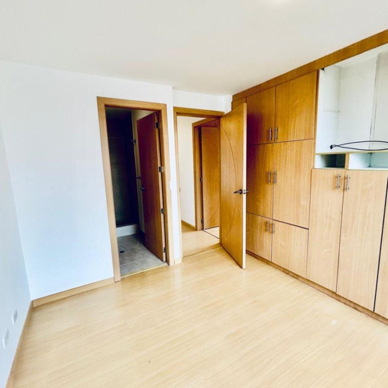 Departamento en Venta 3 Habitaciones 2 Parqueaderos en La 6 de Diciembre y de Los Fresnos