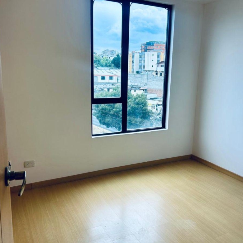 Departamento en Venta 3 Habitaciones 2 Parqueaderos en La 6 de Diciembre y de Los Fresnos
