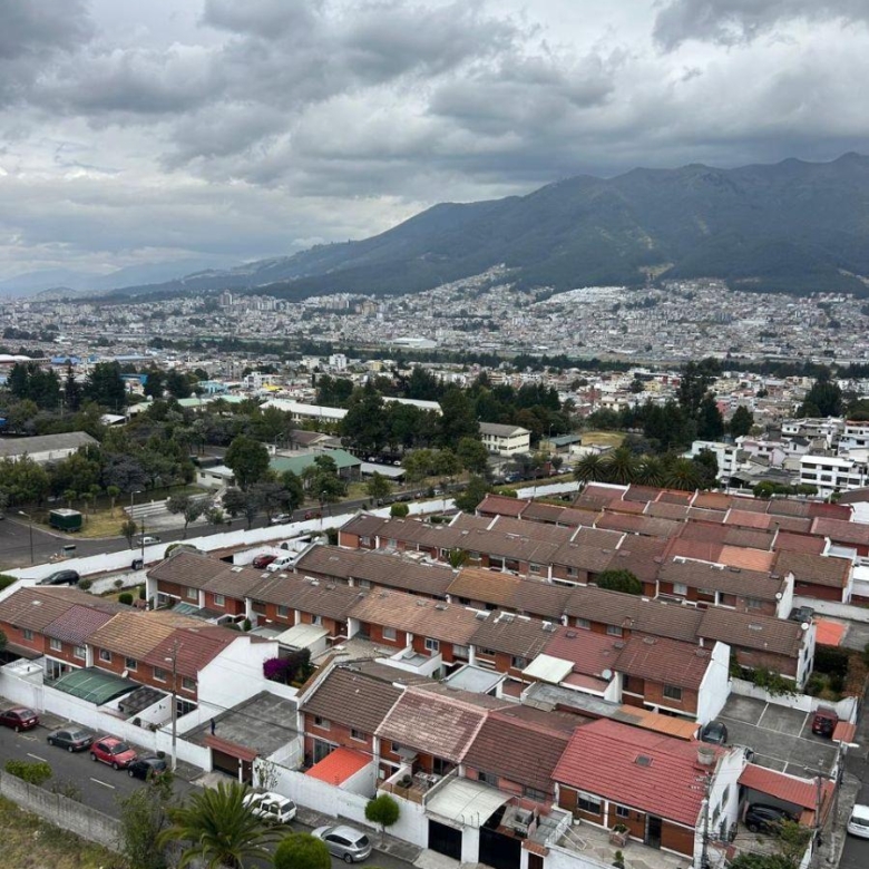Departamento en Venta 3 Habitaciones 2 Parqueaderos en La 6 de Diciembre y de Los Fresnos