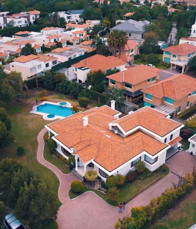 Casa en Venta 4 Habitaciones 7 Parqueaderos Cumbaya 2000 m² Terreno 420 m² Construcc Casa en Venta 4 Habitaciones 7 Parqueaderos Cumbaya 2000 m² Terreno 420 m² Construcc