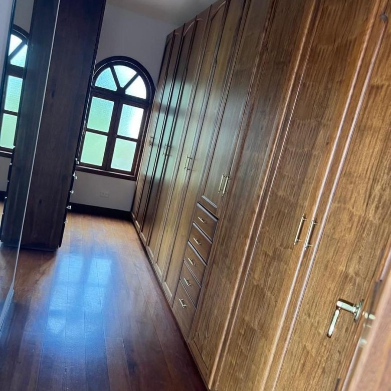 Casa en Venta 4 Habitaciones 7 Parqueaderos Cumbaya 2000 m&sup2; Terreno 420 m&sup2; Construcc