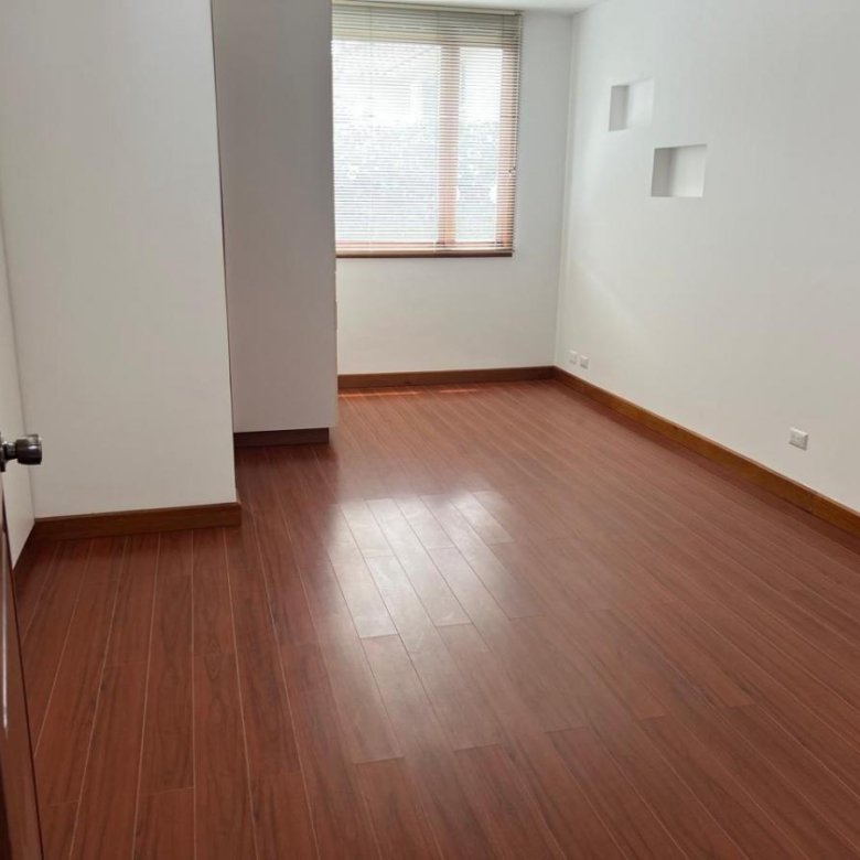 Casa en Venta 4 Habitaciones 7 Parqueaderos Cumbaya 2000 m&sup2; Terreno 420 m&sup2; Construcc