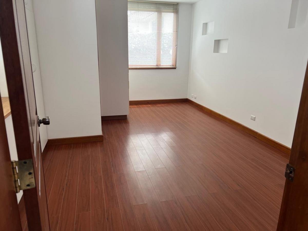Casa en Venta 4 Habitaciones 7 Parqueaderos Cumbaya 2000 m² Terreno 420 m² Construcc Casa en Venta 4 Habitaciones 7 Parqueaderos Cumbaya 2000 m² Terreno 420 m² Construcc