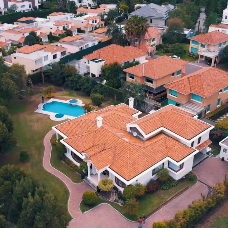 Casa en Venta 4 Habitaciones 7 Parqueaderos Cumbaya 2000 m&sup2; Terreno 420 m&sup2; Construcc