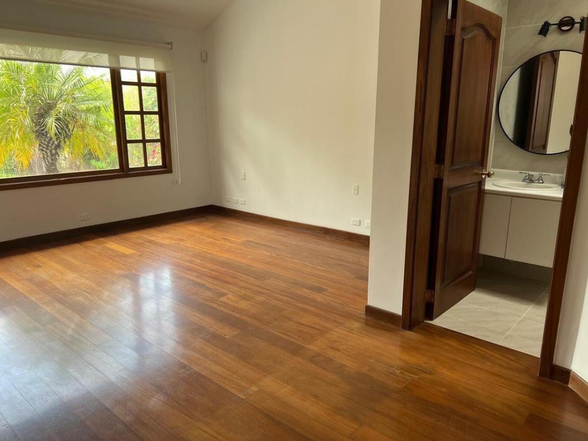 Casa en Venta 4 Habitaciones 7 Parqueaderos Cumbaya 2000 m² Terreno 420 m² Construcc Casa en Venta 4 Habitaciones 7 Parqueaderos Cumbaya 2000 m² Terreno 420 m² Construcc