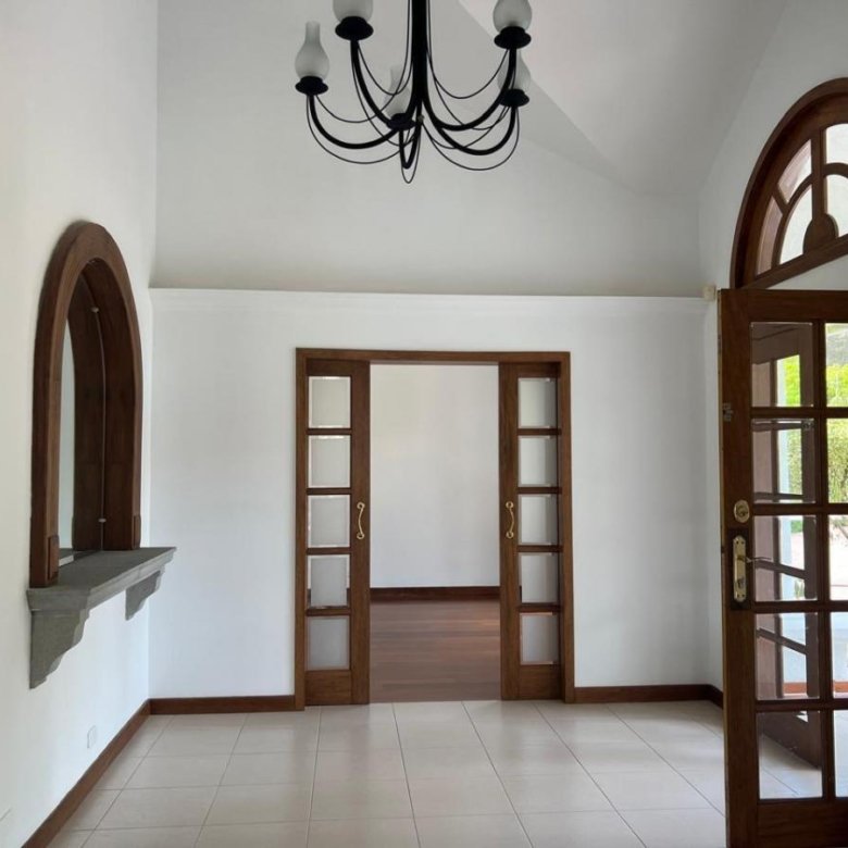 Casa en Venta 4 Habitaciones 7 Parqueaderos Cumbaya 2000 m&sup2; Terreno 420 m&sup2; Construcc
