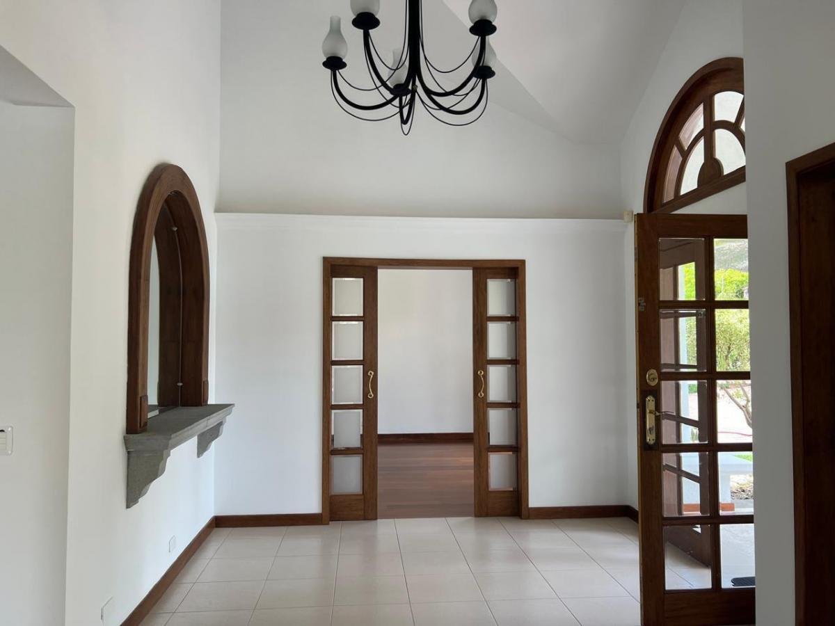 Casa en Venta 4 Habitaciones 7 Parqueaderos Cumbaya 2000 m² Terreno 420 m² Construcc Casa en Venta 4 Habitaciones 7 Parqueaderos Cumbaya 2000 m² Terreno 420 m² Construcc