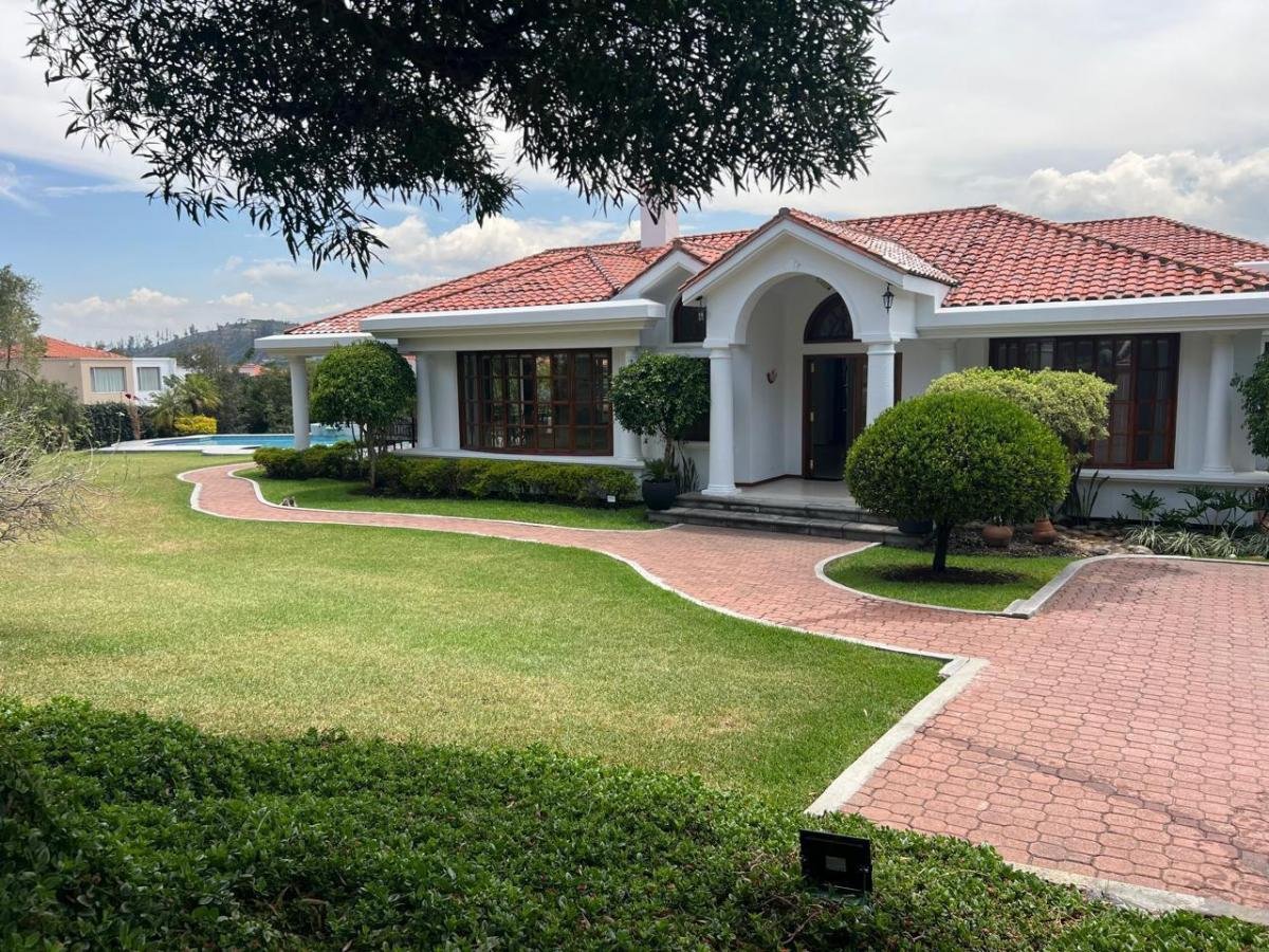 Casa en Venta 4 Habitaciones 7 Parqueaderos Cumbaya 2000 m² Terreno 420 m² Construcc Casa en Venta 4 Habitaciones 7 Parqueaderos Cumbaya 2000 m² Terreno 420 m² Construcc