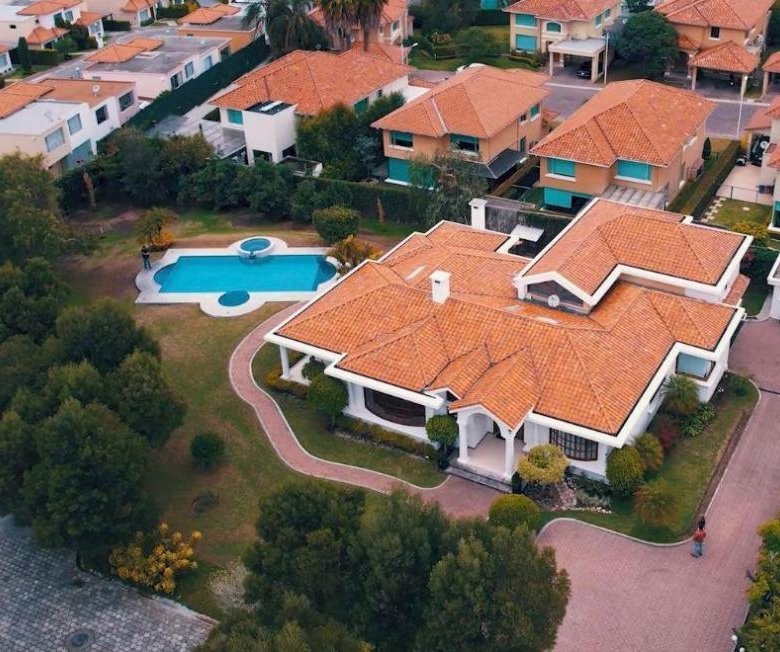 Casa en Venta 4 Habitaciones 7 Parqueaderos Cumbaya 2000 m&sup2; Terreno 420 m&sup2; Construcc