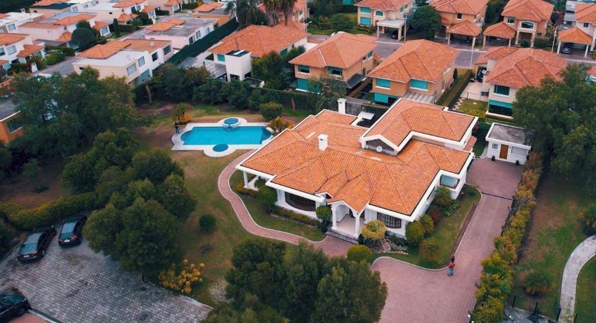 Casa en Venta 4 Habitaciones 7 Parqueaderos Cumbaya 2000 m² Terreno 420 m² Construcc Casa en Venta 4 Habitaciones 7 Parqueaderos Cumbaya 2000 m² Terreno 420 m² Construcc