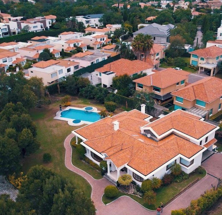 Casa en Venta 4 Habitaciones 7 Parqueaderos Cumbaya 2000 m&sup2; Terreno 420 m&sup2; Construcc