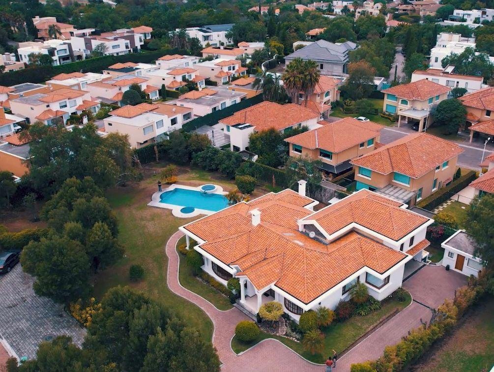 Casa en Venta 4 Habitaciones 7 Parqueaderos Cumbaya 2000 m² Terreno 420 m² Construcc Casa en Venta 4 Habitaciones 7 Parqueaderos Cumbaya 2000 m² Terreno 420 m² Construcc