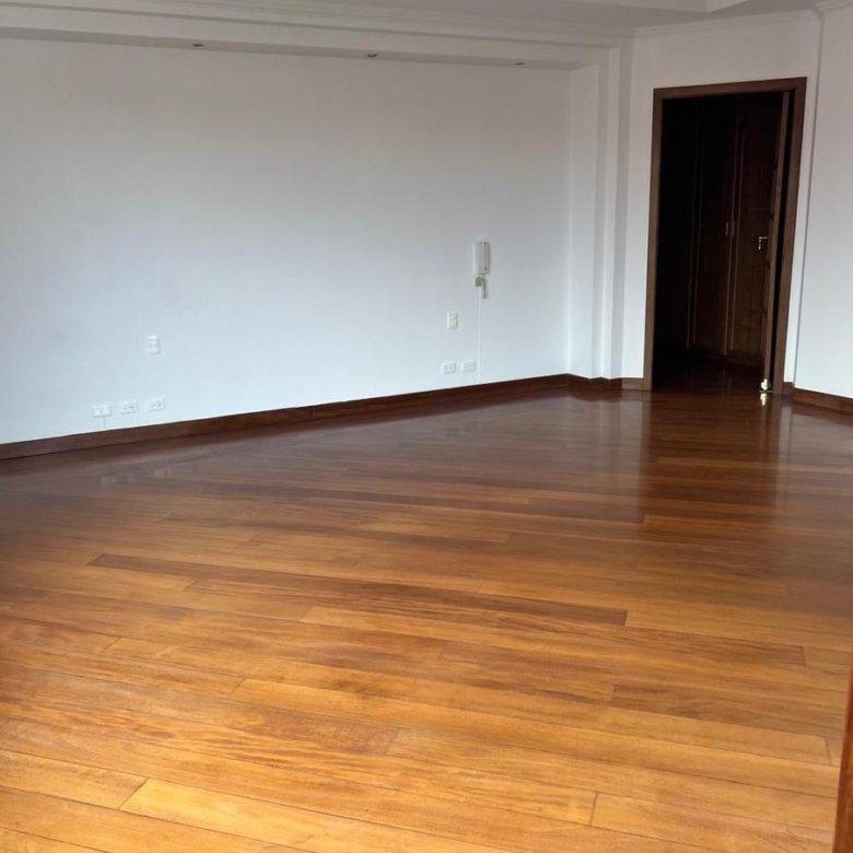 Casa en Venta 4 Habitaciones 7 Parqueaderos Cumbaya 2000 m&sup2; Terreno 420 m&sup2; Construcc
