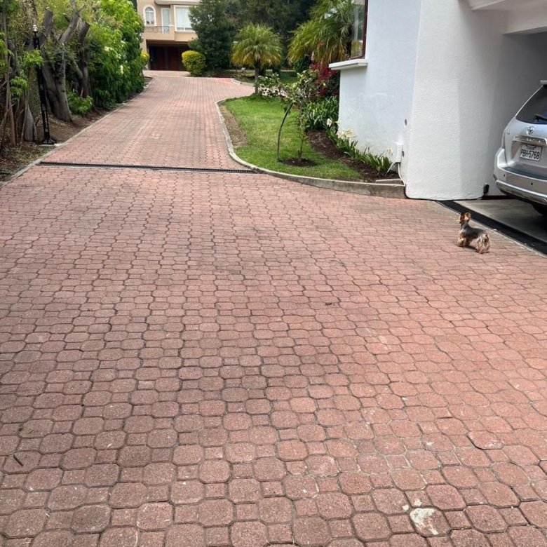 Casa en Venta 4 Habitaciones 7 Parqueaderos Cumbaya 2000 m&sup2; Terreno 420 m&sup2; Construcc
