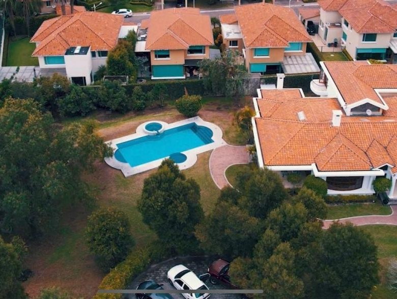 Casa en Venta 4 Habitaciones 7 Parqueaderos Cumbaya 2000 m&sup2; Terreno 420 m&sup2; Construcc