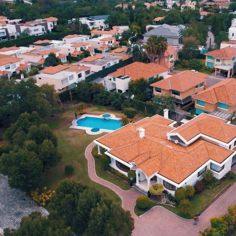 Casa en Venta 4 Habitaciones 7 Parqueaderos Cumbaya 2000 m&sup2; Terreno 420 m&sup2; Construcc