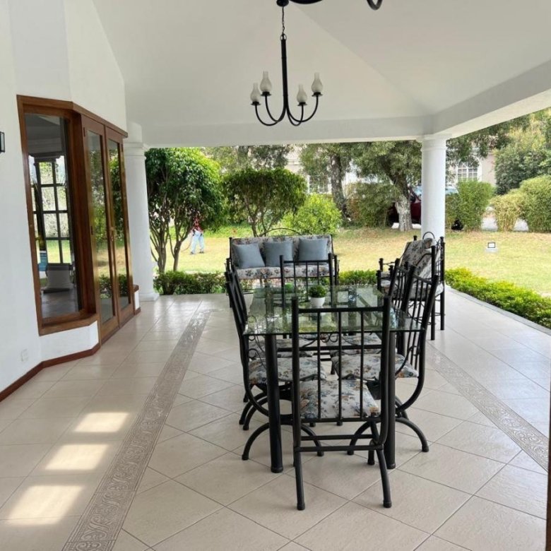 Casa en Venta 4 Habitaciones 7 Parqueaderos Cumbaya 2000 m&sup2; Terreno 420 m&sup2; Construcc
