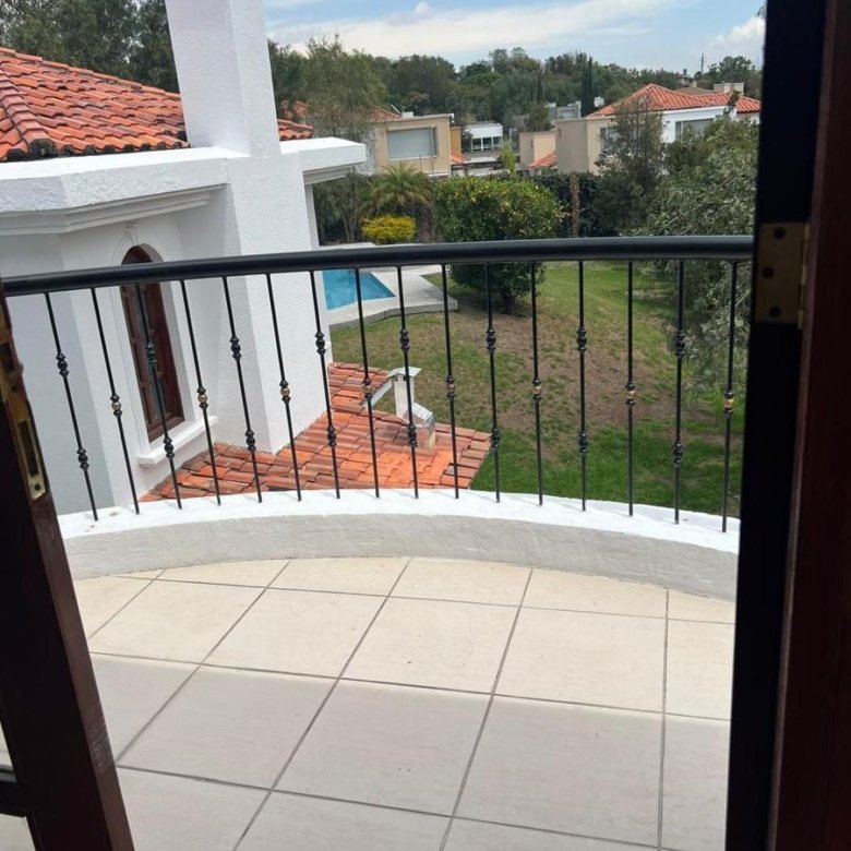 Casa en Venta 4 Habitaciones 7 Parqueaderos Cumbaya 2000 m&sup2; Terreno 420 m&sup2; Construcc