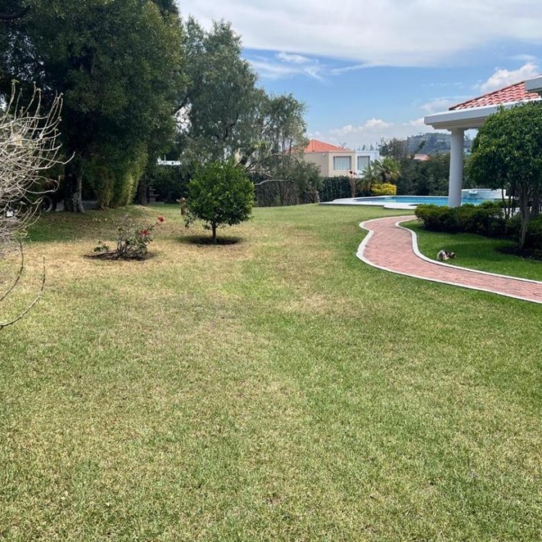 Casa en Venta 4 Habitaciones 7 Parqueaderos Cumbaya 2000 m&sup2; Terreno 420 m&sup2; Construcc