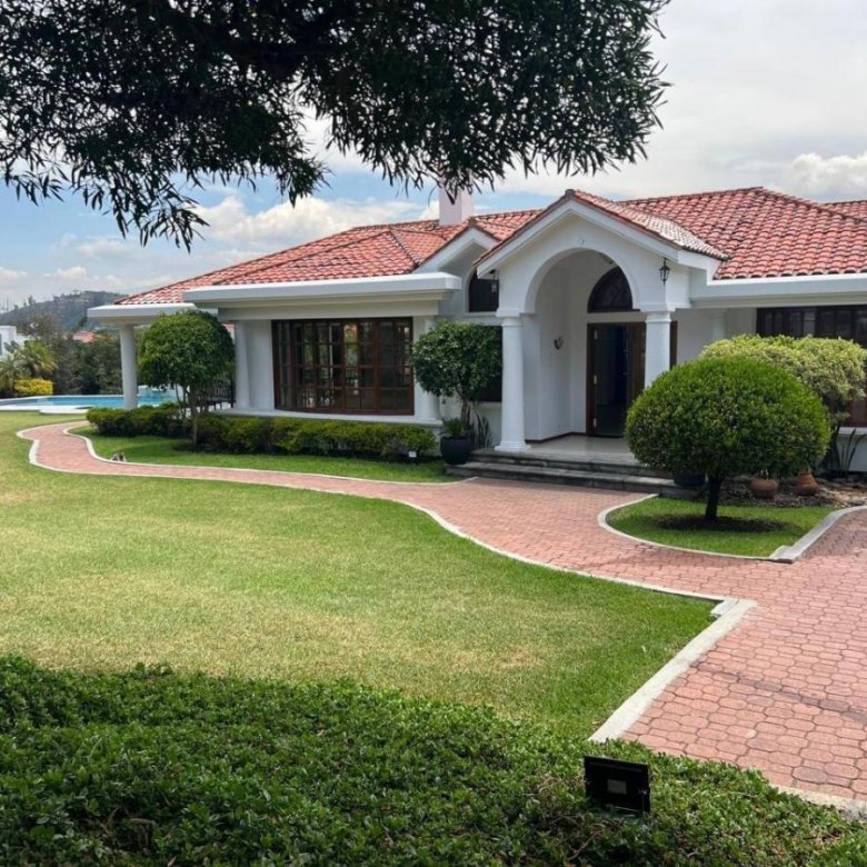 Casa en Venta 4 Habitaciones 7 Parqueaderos Cumbaya 2000 m&sup2; Terreno 420 m&sup2; Construcc