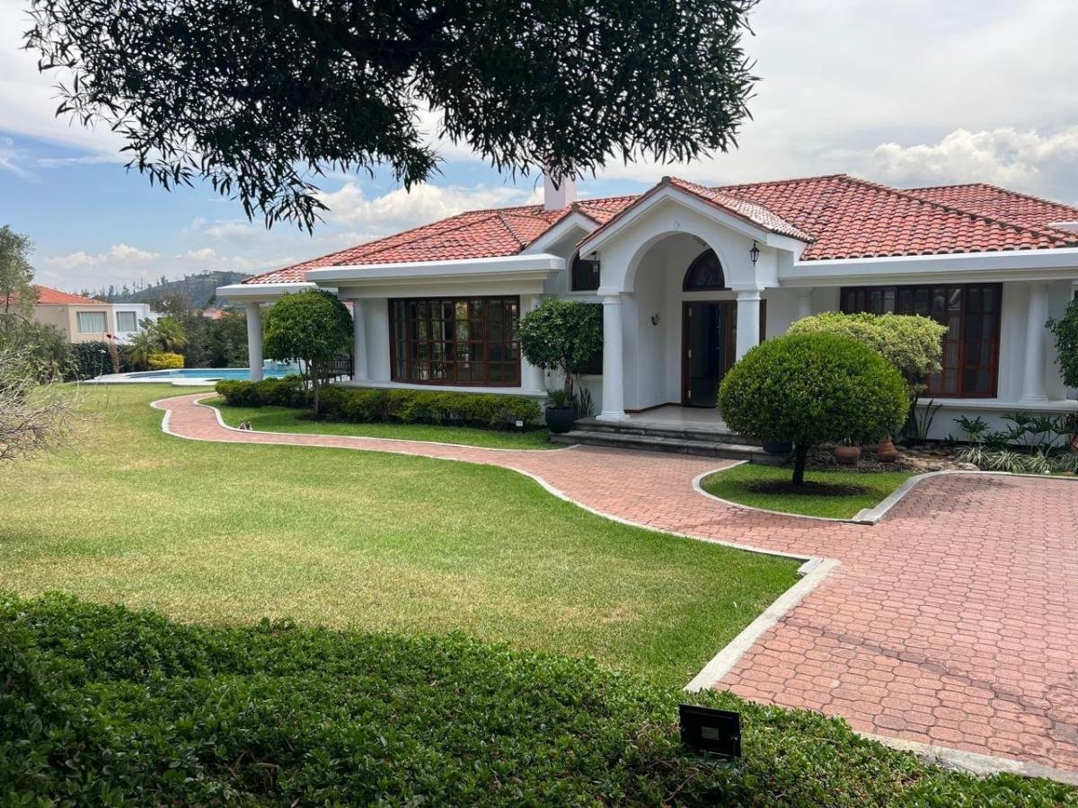 Casa en Venta 4 Habitaciones 7 Parqueaderos Cumbaya 2000 m² Terreno 420 m² Construcc Casa en Venta 4 Habitaciones 7 Parqueaderos Cumbaya 2000 m² Terreno 420 m² Construcc