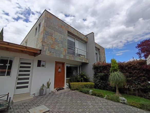 Casa de Venta de 3 Dorm. en Cumbaya Lumbisi