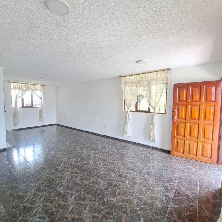 Tumbaco, Casa de Venta Dos Departamentos