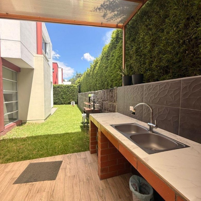 Casa con 400 m&sup2; Terreno, 3 Habitaciones en Venta en Cumbaya