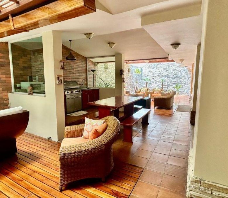 Casa en El Norte de Quito en Urbanización Cerrada Cerca de La Embajada Americana