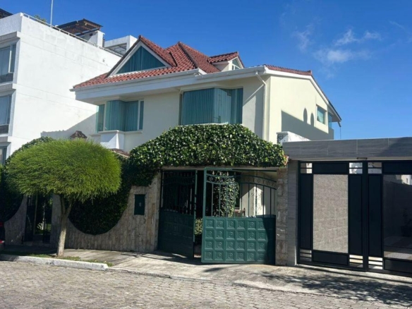 Casa en El Norte de Quito en Urbanización Cerrada Cerca de La Embajada Americana