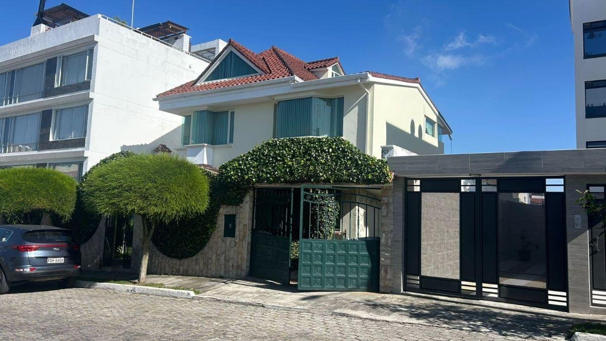 Casa en El Norte de Quito en Urbanización Cerrada Cerca de La Embajada Americana