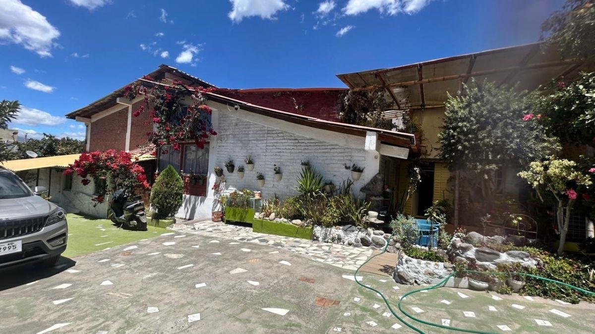 Terreno de 993 m con Casa en Calderon Terreno de 993 m con Casa en Calderon