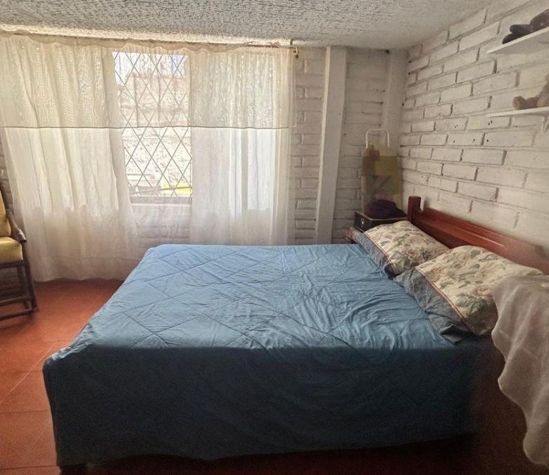 Terreno de 993 m con Casa en Calderon