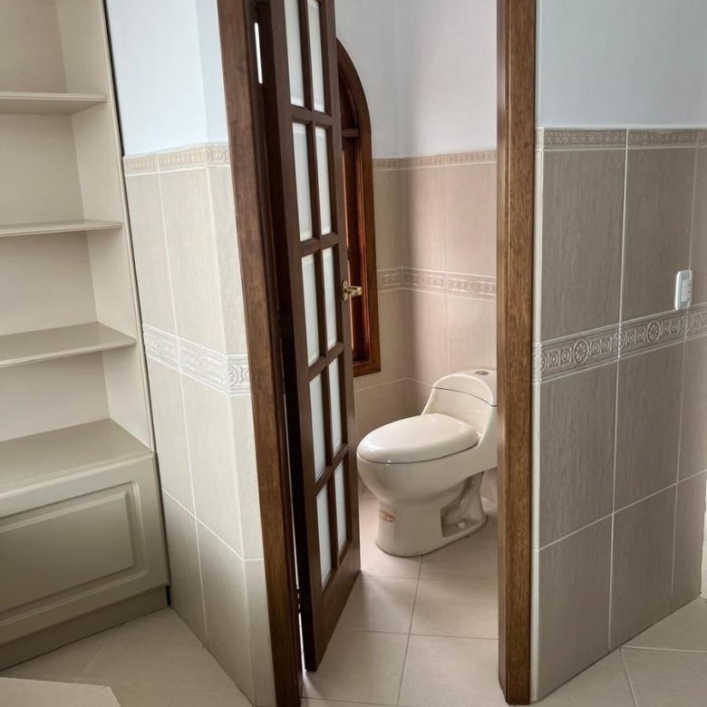 Casa en Venta 4 Habitaciones 7 Parqueaderos Cumbaya 2000 m&sup2; Terreno 420 m&sup2; Construcc