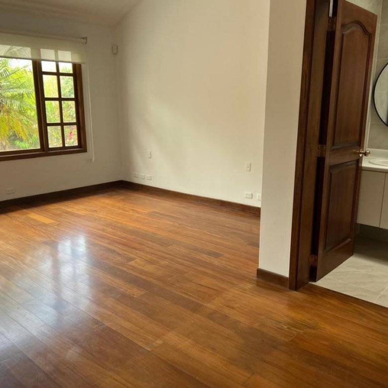 Casa en Venta 4 Habitaciones 7 Parqueaderos Cumbaya 2000 m&sup2; Terreno 420 m&sup2; Construcc